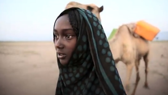 Aysha, de 13 años, dedica ocho horas diarias a conseguir agua no potable para su familia.